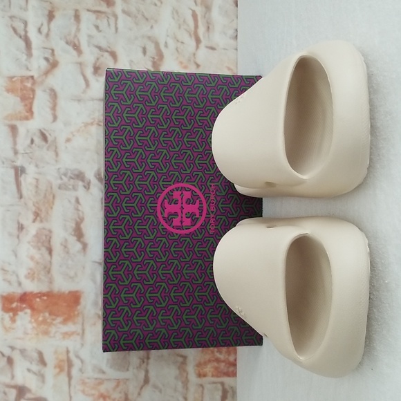 New Tory Burch Shower Slides - Picture 2 of 9